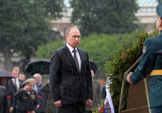 Russian President Vladimir Putin and Prime Minister Dmitry Medvedev lay wreaths at Tomb of the Unknown Soldier