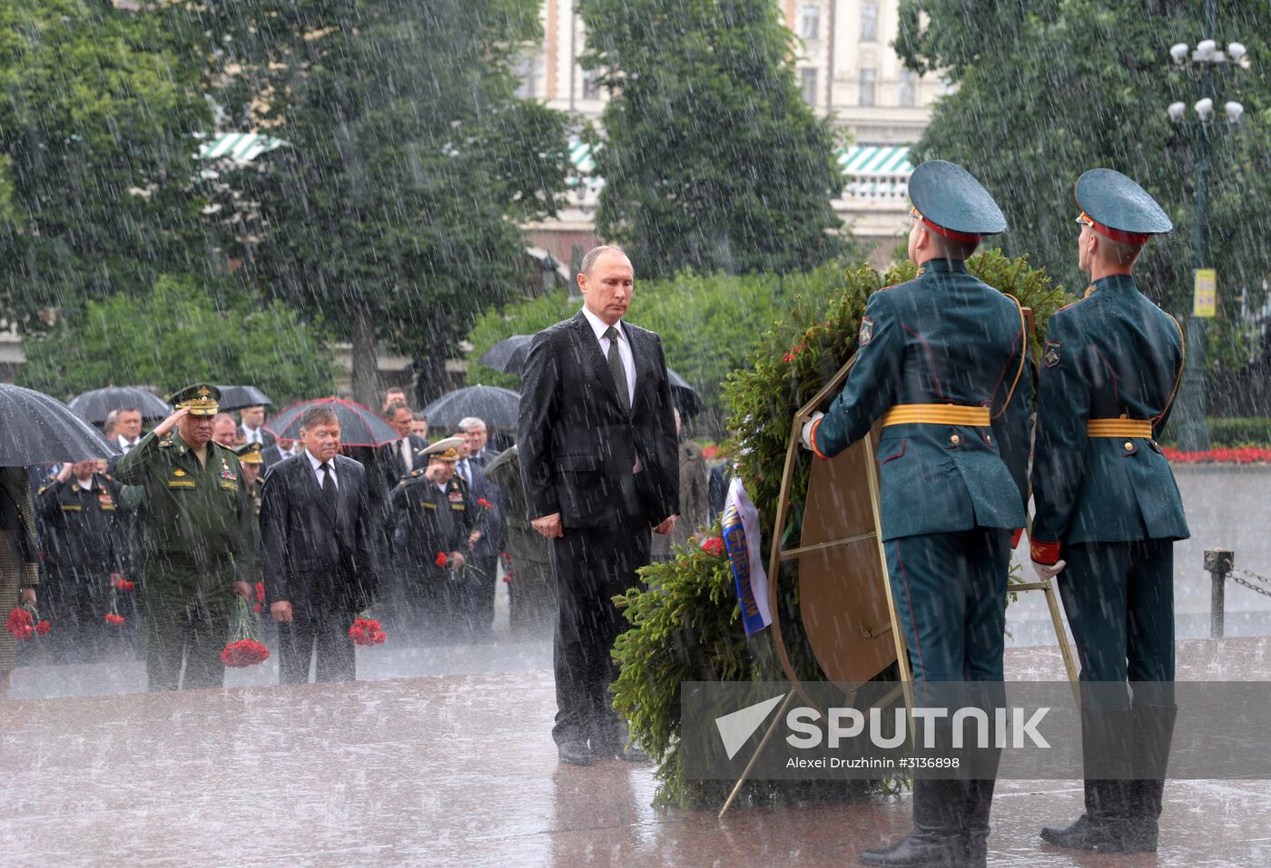 Russian President Vladimir Putin and Prime Minister Dmitry Medvedev lay wreaths at Tomb of the Unknown Soldier