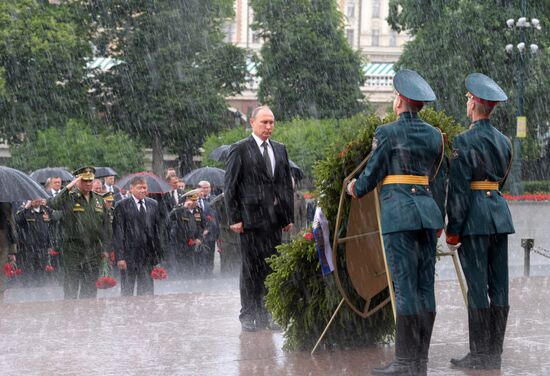 Russian President Vladimir Putin and Prime Minister Dmitry Medvedev lay wreaths at Tomb of the Unknown Soldier