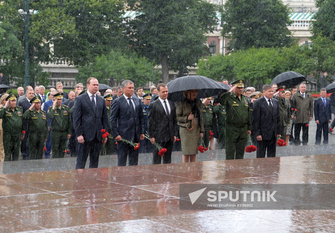 Russian President Vladimir Putin and Prime Minister Dmitry Medvedev lay wreaths at Tomb of the Unknown Soldier