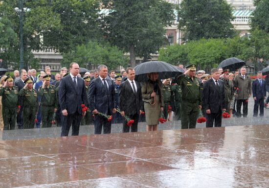 Russian President Vladimir Putin and Prime Minister Dmitry Medvedev lay wreaths at Tomb of the Unknown Soldier