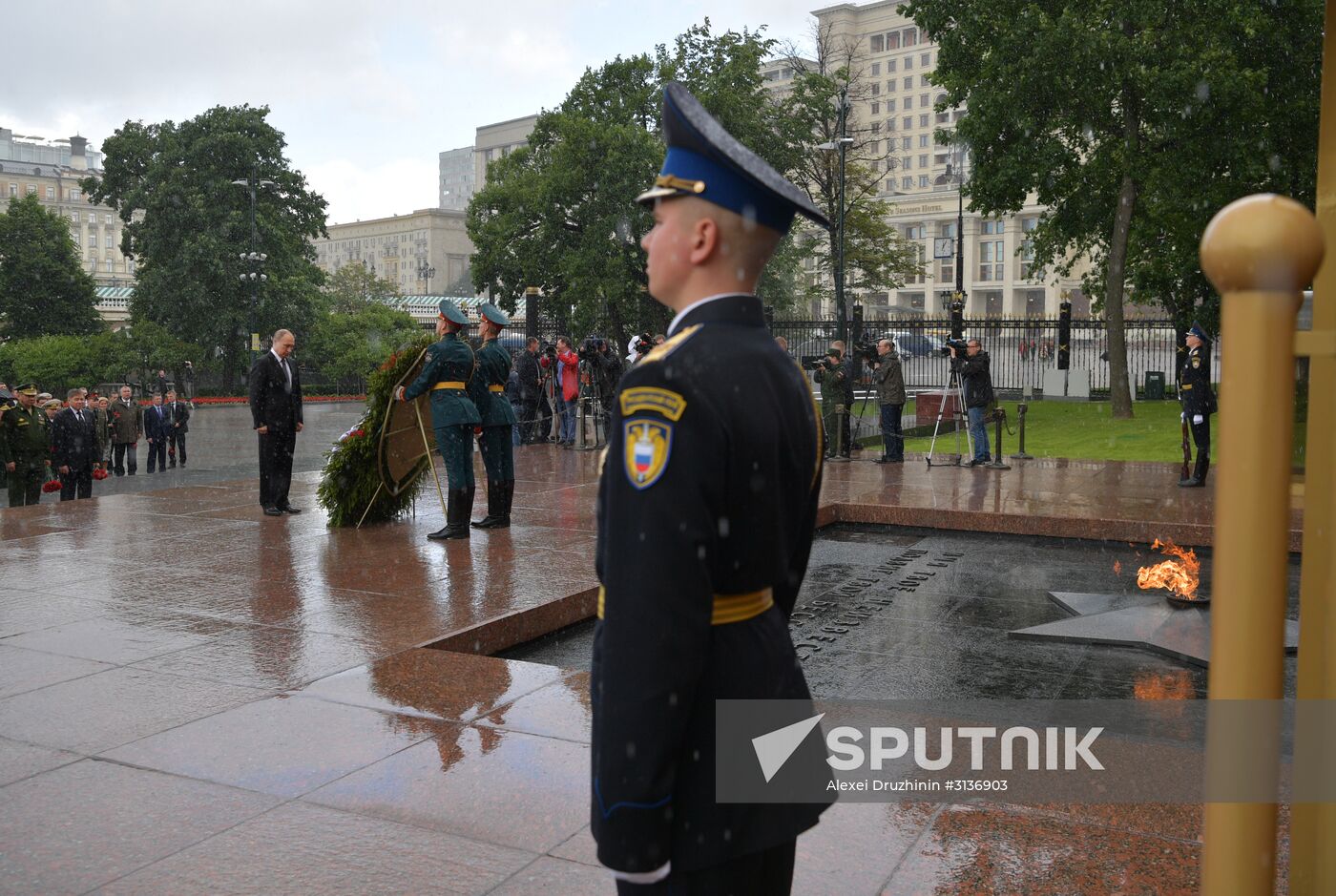 Russian President Vladimir Putin and Prime Minister Dmitry Medvedev lay wreaths at Tomb of the Unknown Soldier