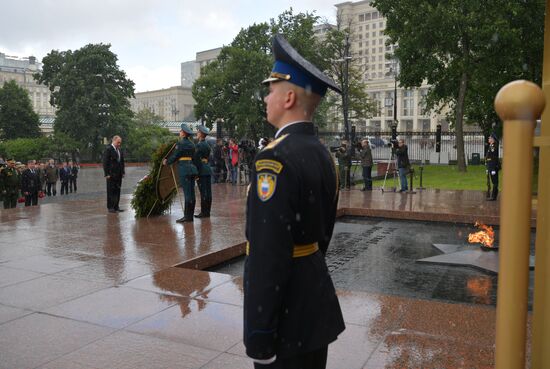 Russian President Vladimir Putin and Prime Minister Dmitry Medvedev lay wreaths at Tomb of the Unknown Soldier