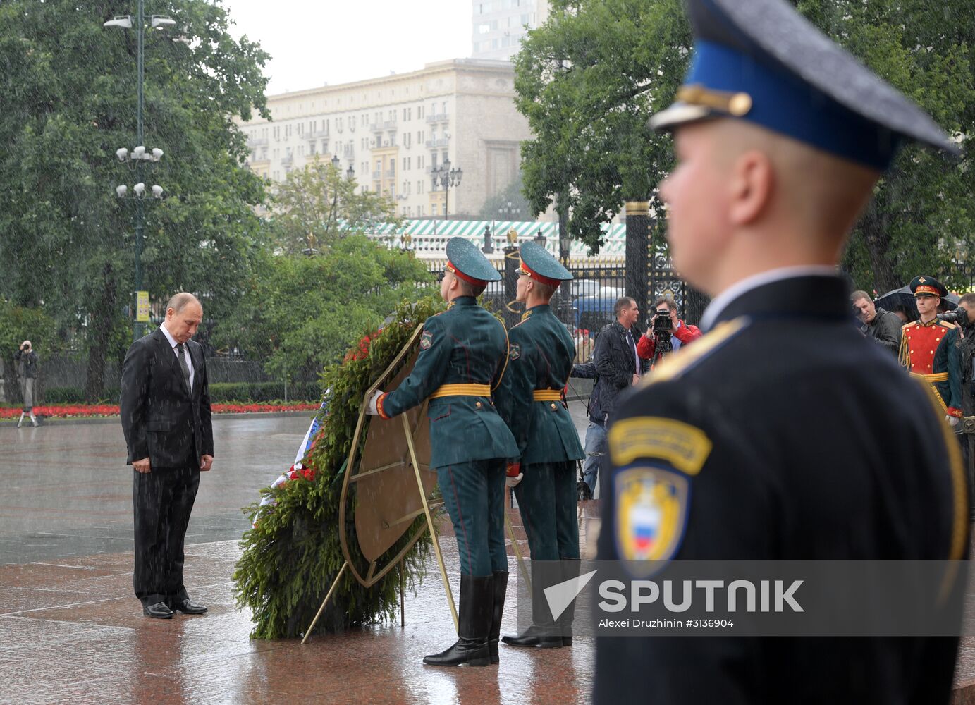 Russian President Vladimir Putin and Prime Minister Dmitry Medvedev lay wreaths at Tomb of the Unknown Soldier