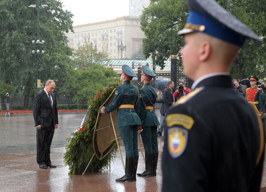 Russian President Vladimir Putin and Prime Minister Dmitry Medvedev lay wreaths at Tomb of the Unknown Soldier