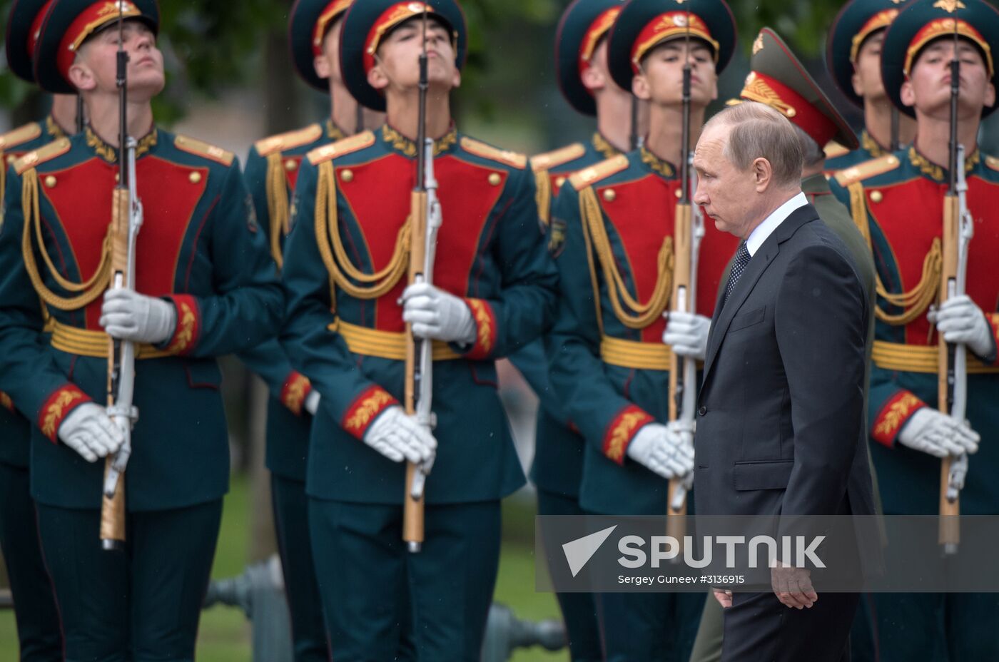 Russian President Vladimir Putin and Prime Minister Dmitry Medvedev lay wreaths at Tomb of the Unknown Soldier