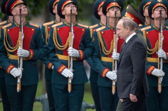 Russian President Vladimir Putin and Prime Minister Dmitry Medvedev lay wreaths at Tomb of the Unknown Soldier