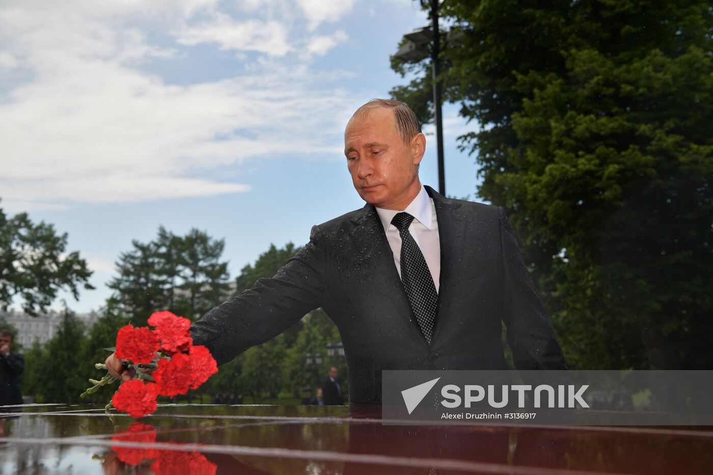 Russian President Vladimir Putin and Prime Minister Dmitry Medvedev lay wreaths at Tomb of the Unknown Soldier