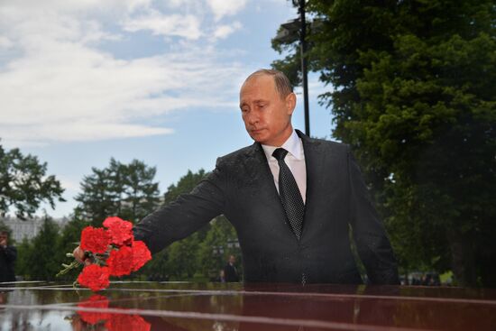 Russian President Vladimir Putin and Prime Minister Dmitry Medvedev lay wreaths at Tomb of the Unknown Soldier
