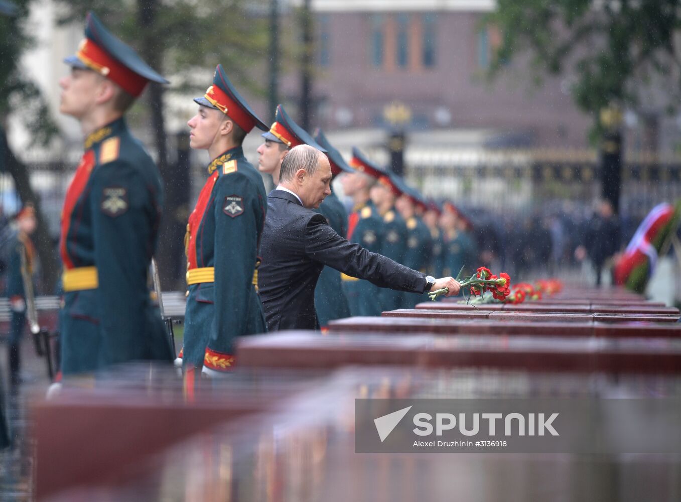 Russian President Vladimir Putin and Prime Minister Dmitry Medvedev lay wreaths at Tomb of the Unknown Soldier