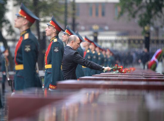 Russian President Vladimir Putin and Prime Minister Dmitry Medvedev lay wreaths at Tomb of the Unknown Soldier