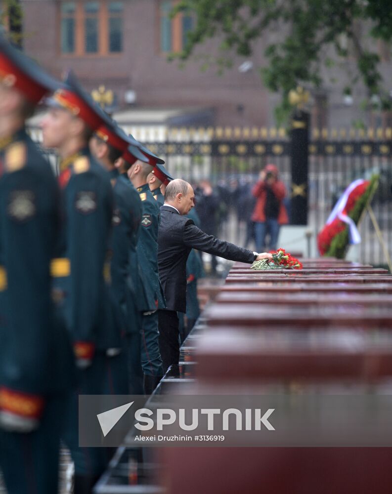 Russian President Vladimir Putin and Prime Minister Dmitry Medvedev lay wreaths at Tomb of the Unknown Soldier