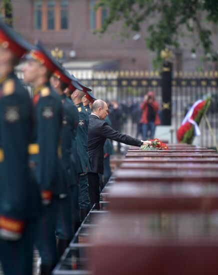 Russian President Vladimir Putin and Prime Minister Dmitry Medvedev lay wreaths at Tomb of the Unknown Soldier