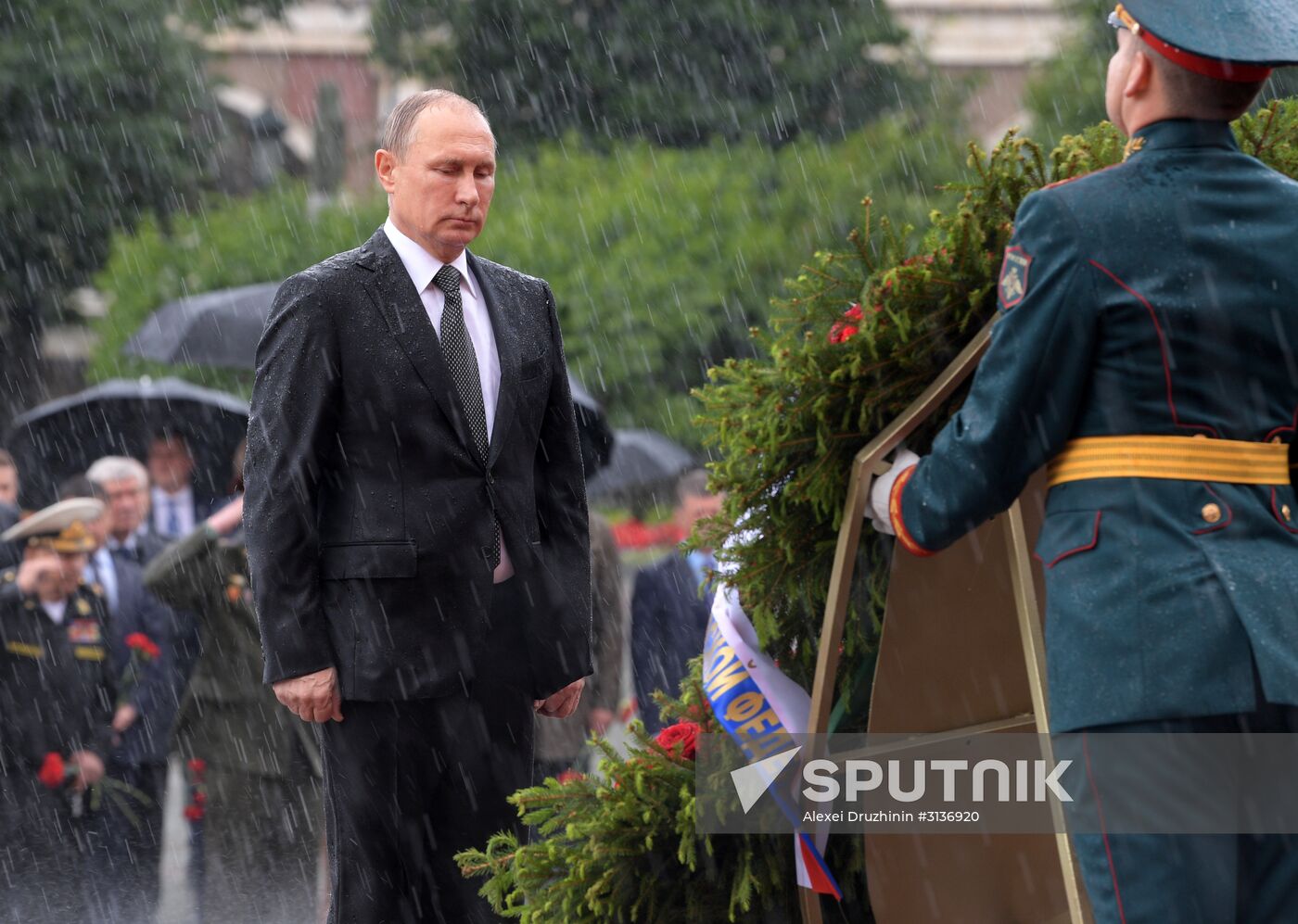 Russian President Vladimir Putin and Prime Minister Dmitry Medvedev lay wreaths at Tomb of the Unknown Soldier