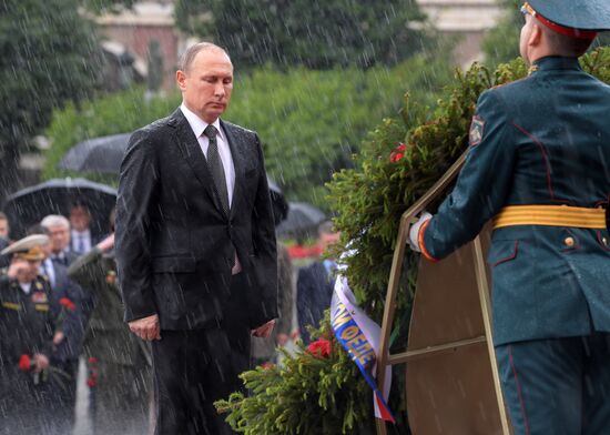 Russian President Vladimir Putin and Prime Minister Dmitry Medvedev lay wreaths at Tomb of the Unknown Soldier