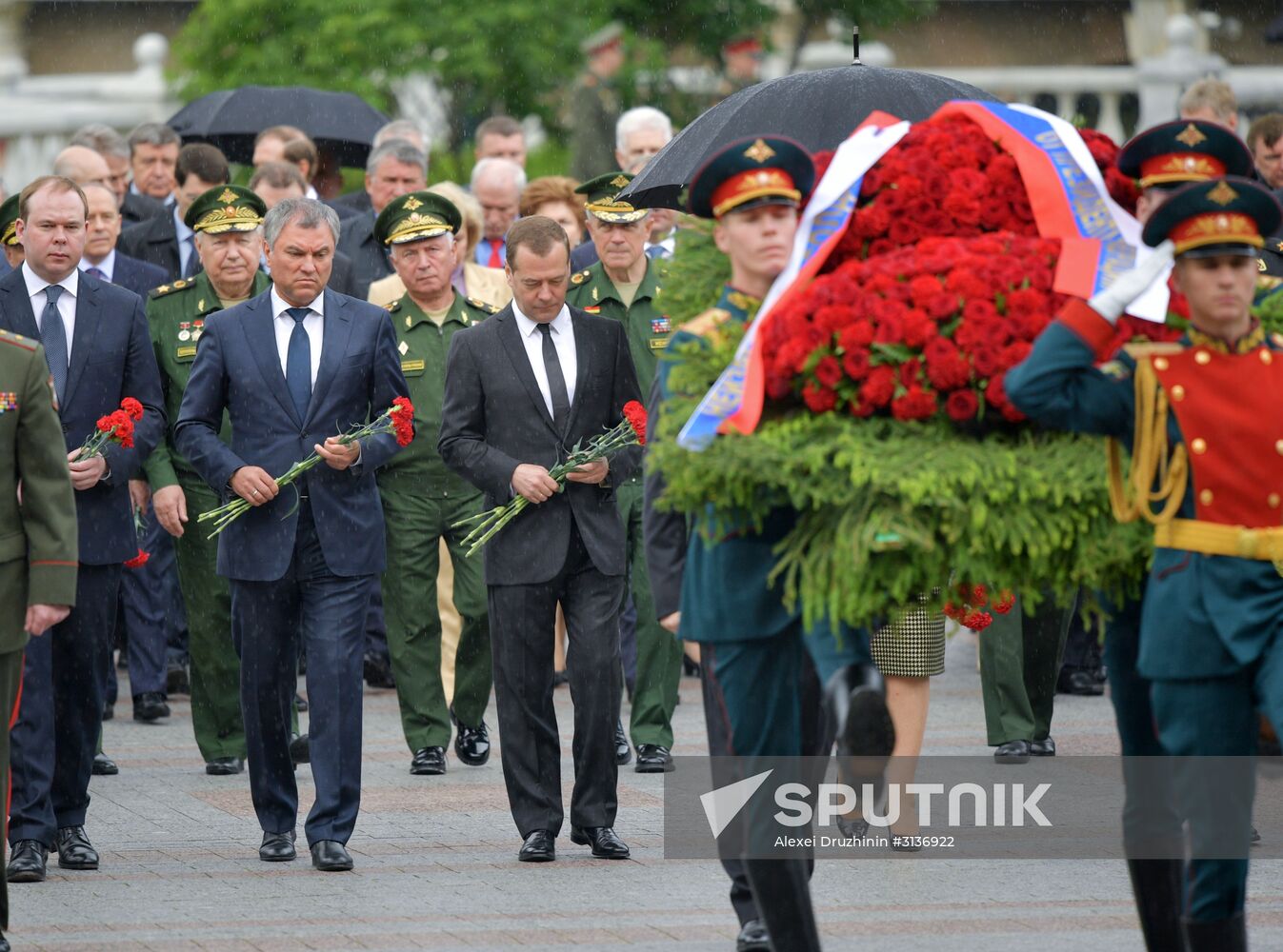 Russian President Vladimir Putin and Prime Minister Dmitry Medvedev lay wreaths at Tomb of the Unknown Soldier