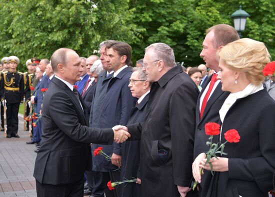 Russian President Vladimir Putin and Prime Minister Dmitry Medvedev lay wreaths at Tomb of the Unknown Soldier
