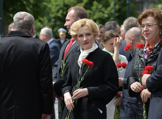 Russian President Vladimir Putin and Prime Minister Dmitry Medvedev lay wreaths at Tomb of the Unknown Soldier