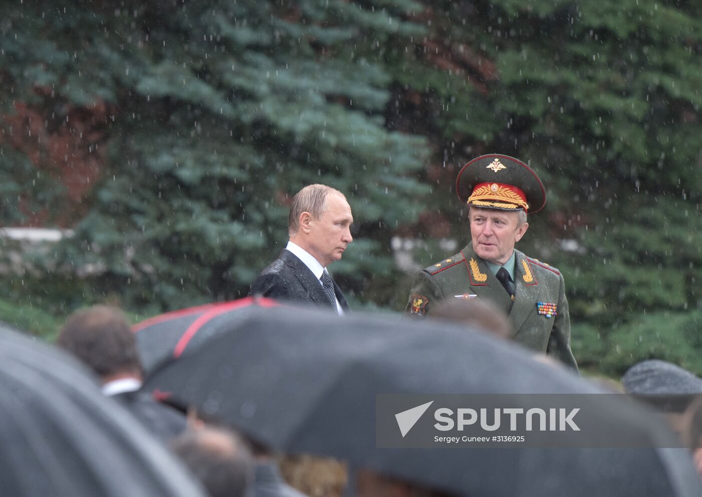 Russian President Vladimir Putin and Prime Minister Dmitry Medvedev lay wreaths at Tomb of the Unknown Soldier