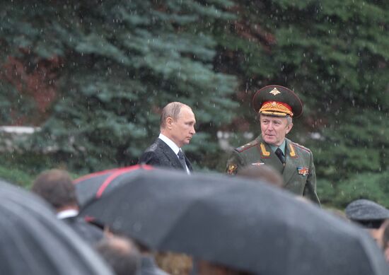 Russian President Vladimir Putin and Prime Minister Dmitry Medvedev lay wreaths at Tomb of the Unknown Soldier