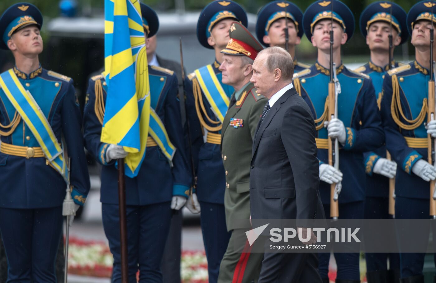 Russian President Vladimir Putin and Prime Minister Dmitry Medvedev lay wreaths at Tomb of the Unknown Soldier