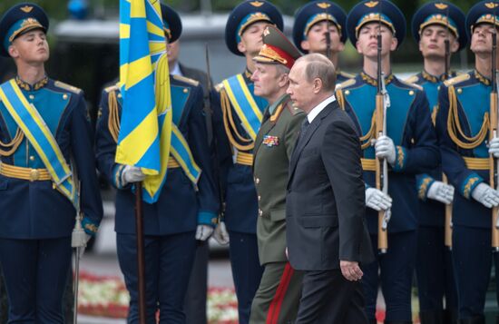 Russian President Vladimir Putin and Prime Minister Dmitry Medvedev lay wreaths at Tomb of the Unknown Soldier