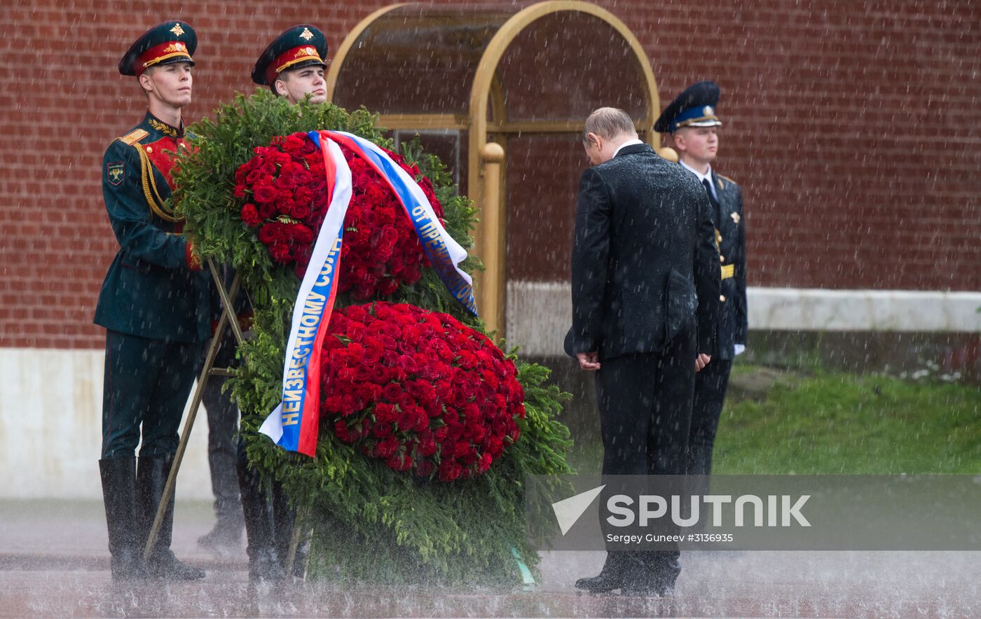 Russian President Vladimir Putin and Prime Minister Dmitry Medvedev lay wreaths at Tomb of the Unknown Soldier