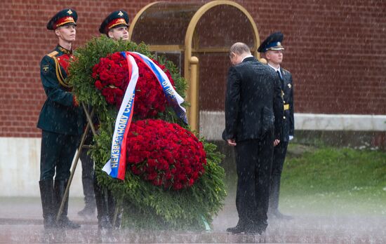 Russian President Vladimir Putin and Prime Minister Dmitry Medvedev lay wreaths at Tomb of the Unknown Soldier