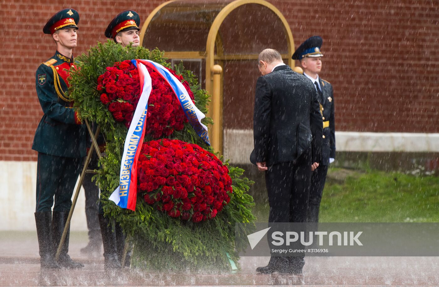 Russian President Vladimir Putin and Prime Minister Dmitry Medvedev lay wreaths at Tomb of the Unknown Soldier