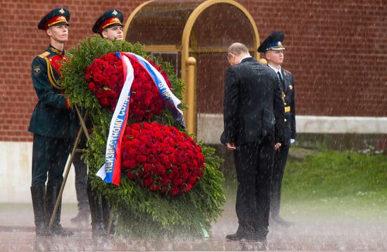 Russian President Vladimir Putin and Prime Minister Dmitry Medvedev lay wreaths at Tomb of the Unknown Soldier