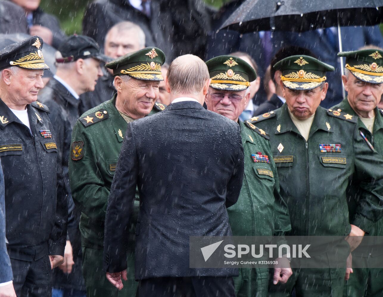 Russian President Vladimir Putin and Prime Minister Dmitry Medvedev lay wreaths at Tomb of the Unknown Soldier