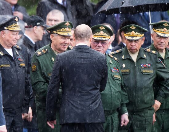 Russian President Vladimir Putin and Prime Minister Dmitry Medvedev lay wreaths at Tomb of the Unknown Soldier