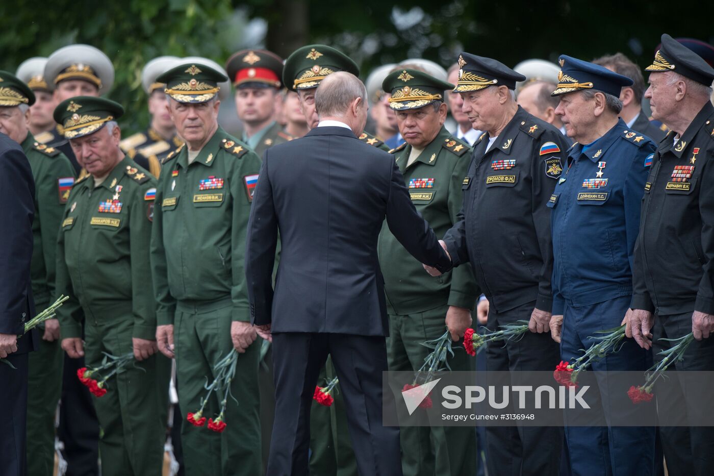 Russian President Vladimir Putin and Prime Minister Dmitry Medvedev lay wreaths at Tomb of the Unknown Soldier