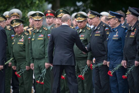 Russian President Vladimir Putin and Prime Minister Dmitry Medvedev lay wreaths at Tomb of the Unknown Soldier
