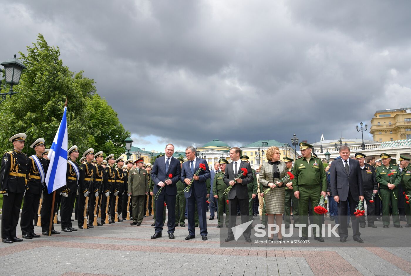 President Putin and Prime Minister Medvedev lay wreaths and flowers at Tomb of the Unknown Soldier in Alexander Garden