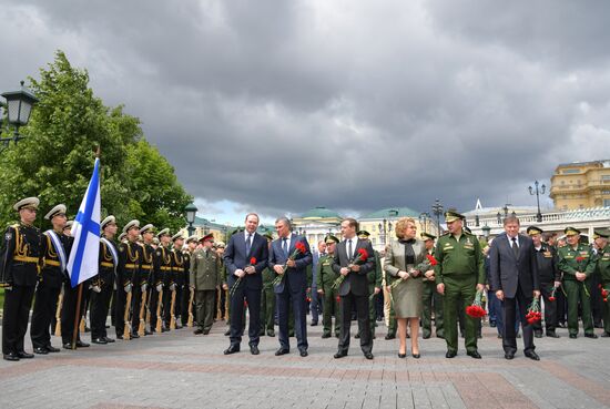 President Putin and Prime Minister Medvedev lay wreaths and flowers at Tomb of the Unknown Soldier in Alexander Garden
