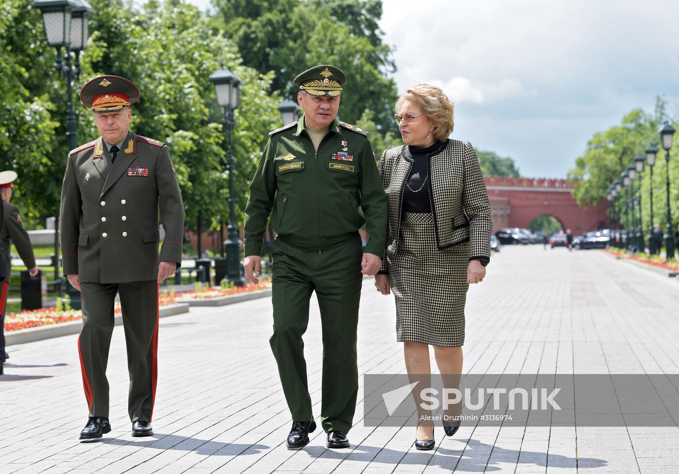 Russian President Vladimir Putin and Prime Minister Dmitry Medvedev lay wreaths at Tomb of the Unknown Soldier