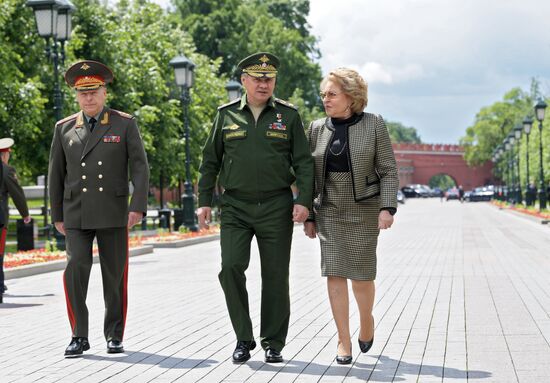 Russian President Vladimir Putin and Prime Minister Dmitry Medvedev lay wreaths at Tomb of the Unknown Soldier