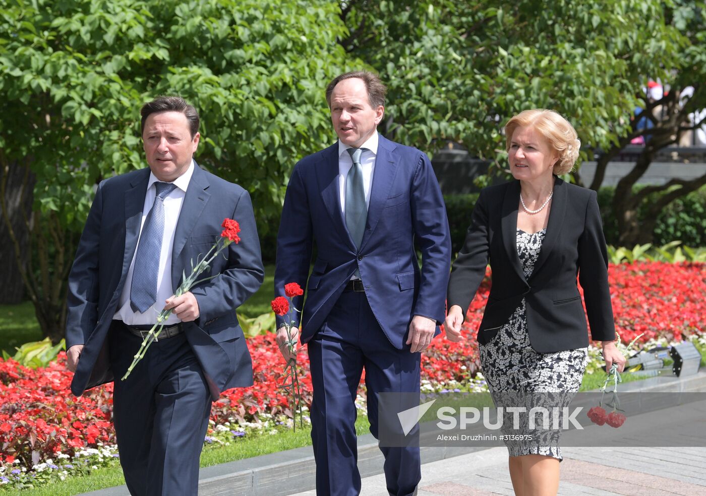 Russian President Vladimir Putin and Prime Minister Dmitry Medvedev lay wreaths at Tomb of the Unknown Soldier