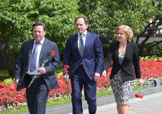 Russian President Vladimir Putin and Prime Minister Dmitry Medvedev lay wreaths at Tomb of the Unknown Soldier