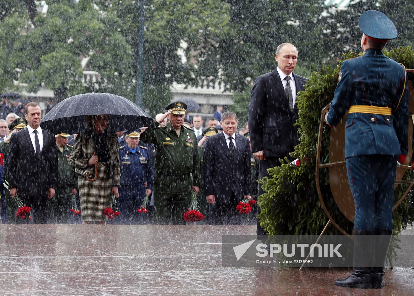 Russian President Vladimir Putin and Prime Minister Dmitry Medvedev lay wreaths at Tomb of the Unknown Soldier