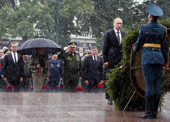 Russian President Vladimir Putin and Prime Minister Dmitry Medvedev lay wreaths at Tomb of the Unknown Soldier