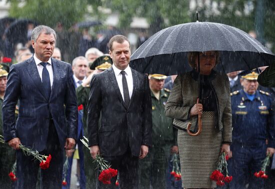 President Putin and Prime Minister Medvedev lay wreaths and flowers at Tomb of the Unknown Soldier in Alexander Garden