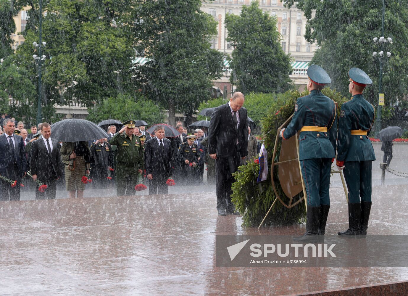 President Putin and Prime Minister Medvedev lay wreaths and flowers at Tomb of the Unknown Soldier in Alexander Garden