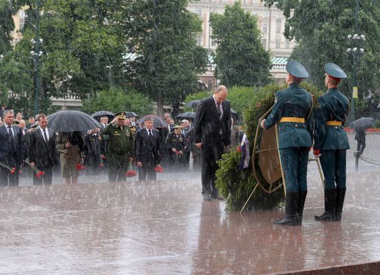President Putin and Prime Minister Medvedev lay wreaths and flowers at Tomb of the Unknown Soldier in Alexander Garden