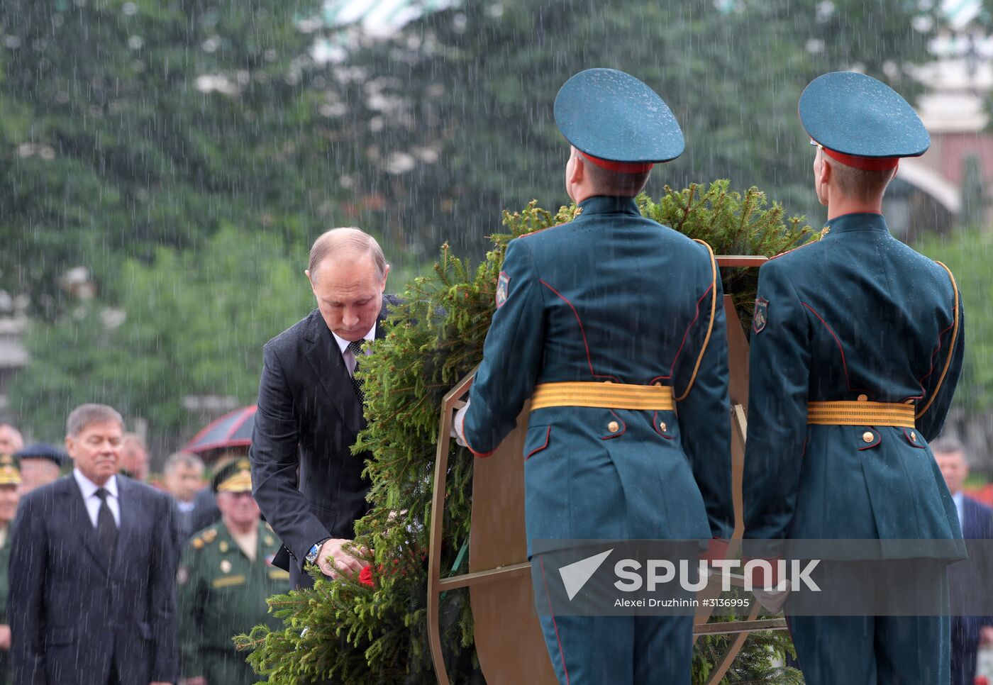 President Putin and Prime Minister Medvedev lay wreaths and flowers at Tomb of the Unknown Soldier in Alexander Garden