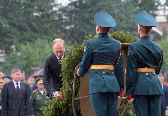 President Putin and Prime Minister Medvedev lay wreaths and flowers at Tomb of the Unknown Soldier in Alexander Garden