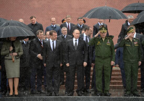 President Putin and Prime Minister Medvedev lay wreaths and flowers at Tomb of the Unknown Soldier in Alexander Garden