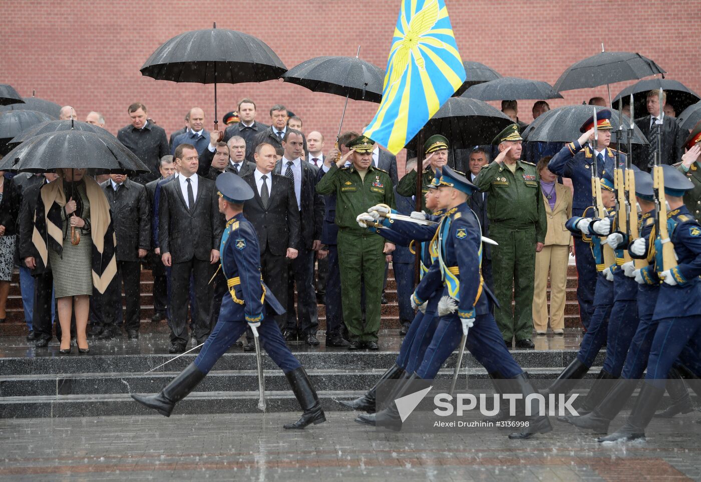 President Putin and Prime Minister Medvedev lay wreaths and flowers at Tomb of the Unknown Soldier in Alexander Garden