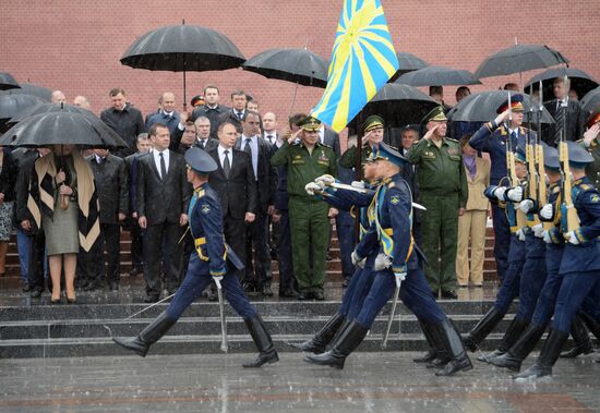 President Putin and Prime Minister Medvedev lay wreaths and flowers at Tomb of the Unknown Soldier in Alexander Garden